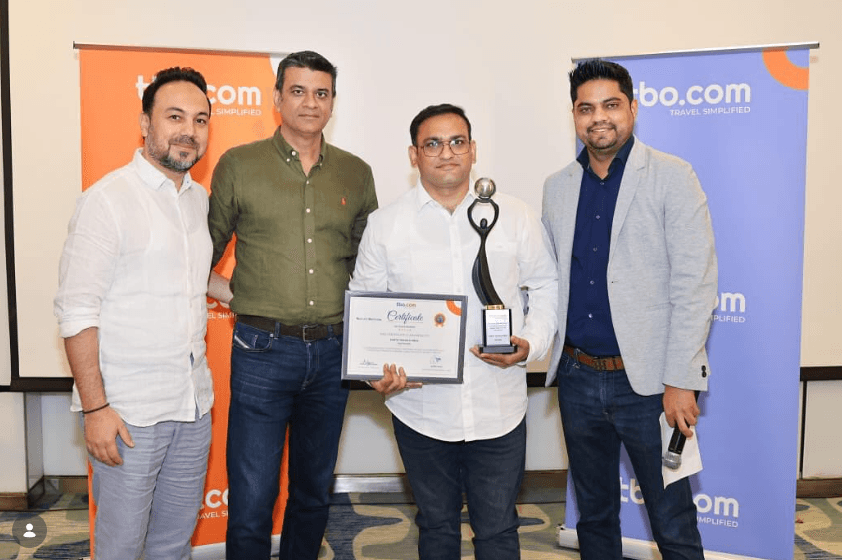 Nitesh Khandelwal receiving TBO.com Excellence Award